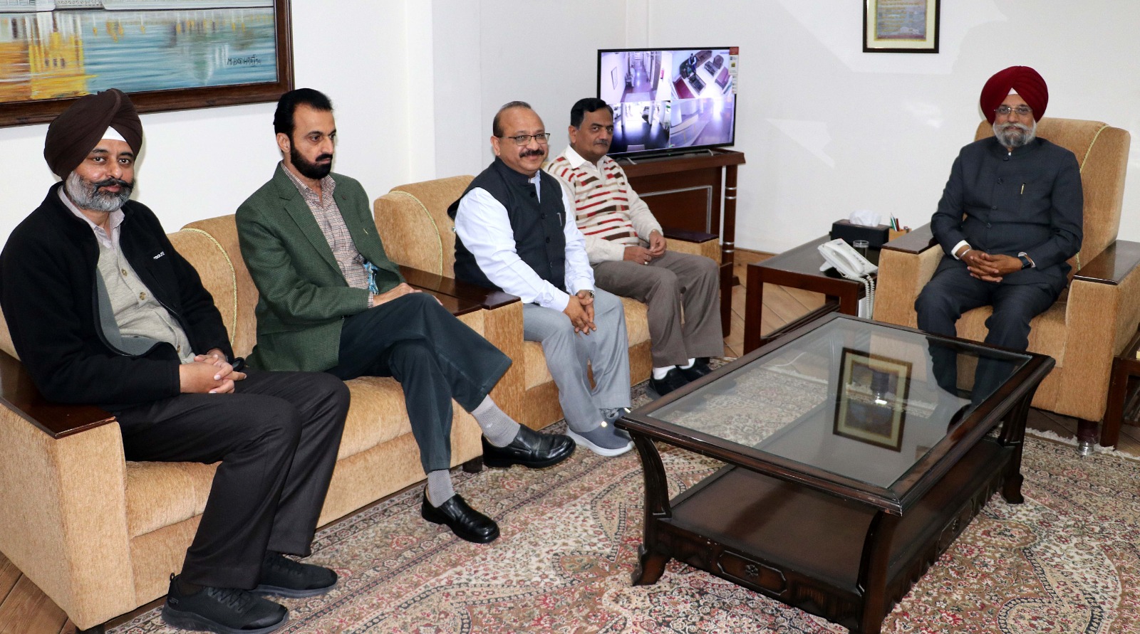 पंजाबी यूनिवर्सिटी के कुलपति प्रो. करमजीत सिंह का कैंपस पहुंचने पर स्वागत किया गया